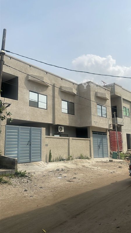 Immeuble locatif de 9 pièces avec revenu mensuel garanti et titre foncier en cours