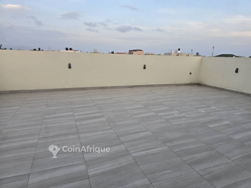 Villa Triplex Moderne de 6 Pièces avec Jardin et Cuisine Américaine