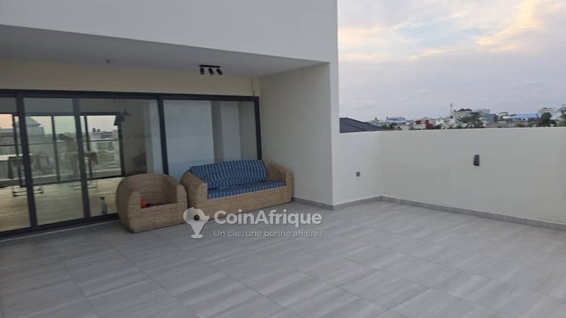 Villa Triplex Moderne de 6 Pièces avec Jardin et Cuisine Américaine