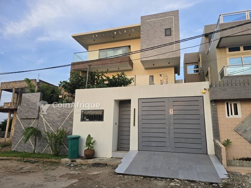 Villa Triplex Moderne de 6 Pièces avec Jardin et Cuisine Américaine