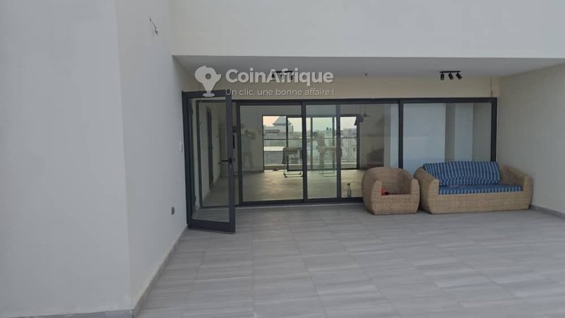 Villa Triplex Moderne de 6 Pièces avec Jardin et Cuisine Américaine