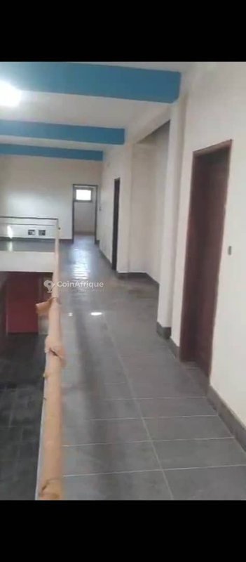 Immeuble spacieux de 10 pièces avec sous-sol et terrain de 2000 m² en angle de rue