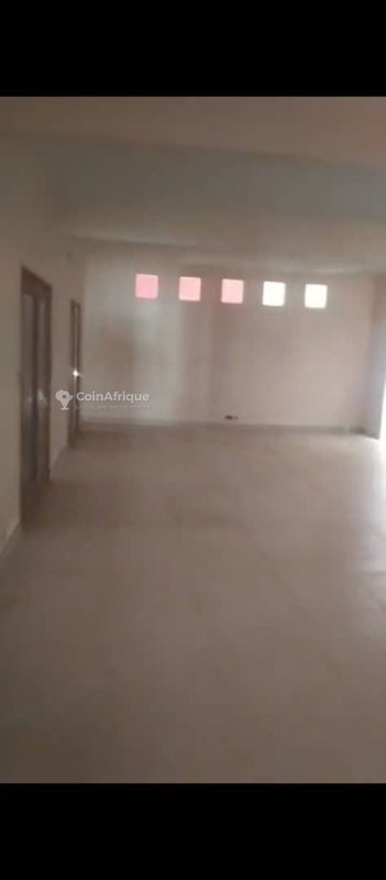 Immeuble spacieux de 10 pièces avec sous-sol et terrain de 2000 m² en angle de rue