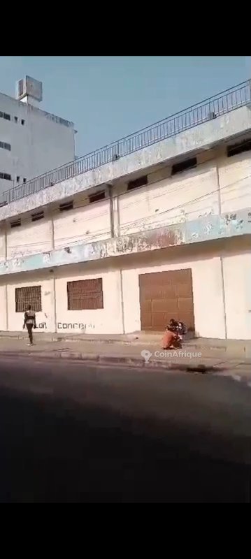 Terrain en angle de rue avec boutiques et magasins - 500 m²