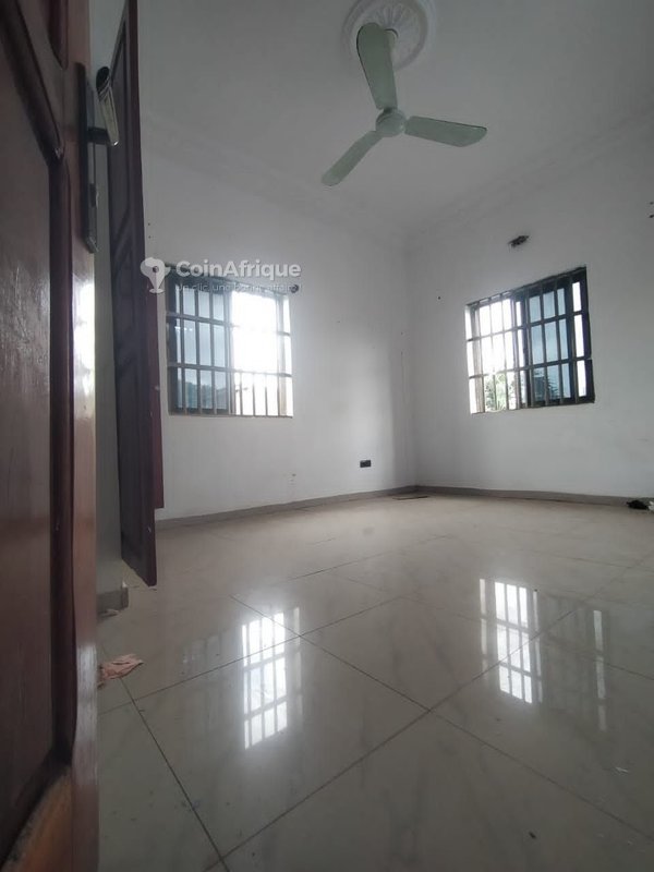 Villa duplex de 4 pièces avec titre foncier personnel et potentiel de rénovation