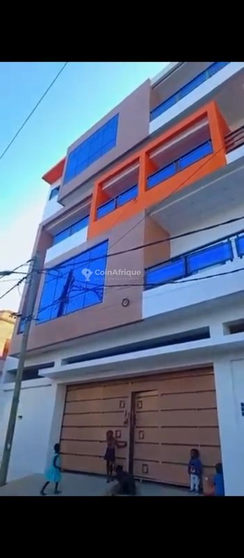 Immeuble locatif R+3 avec 9 appartements et revenus locatifs mensuels garantis