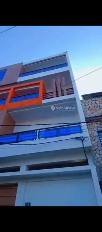 Immeuble locatif R+3 avec 9 appartements et revenus locatifs mensuels garantis