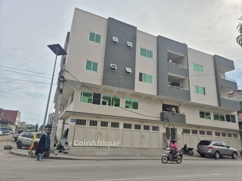 Immeuble R+2 en angle de rue avec appartements meublés, magasins et revenu locatif garanti