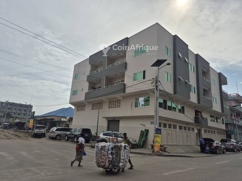 Immeuble R+2 en angle de rue avec appartements meublés, magasins et revenu locatif garanti