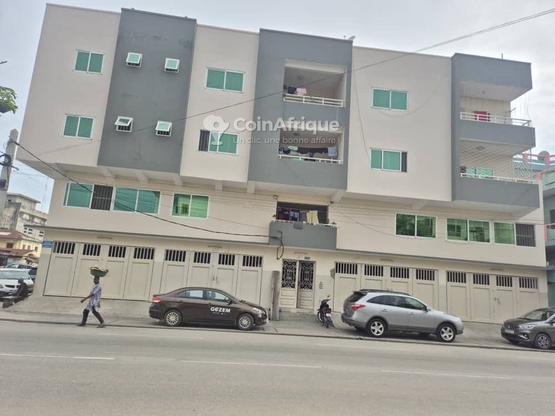 Immeuble R+2 en angle de rue avec appartements meublés, magasins et revenu locatif garanti