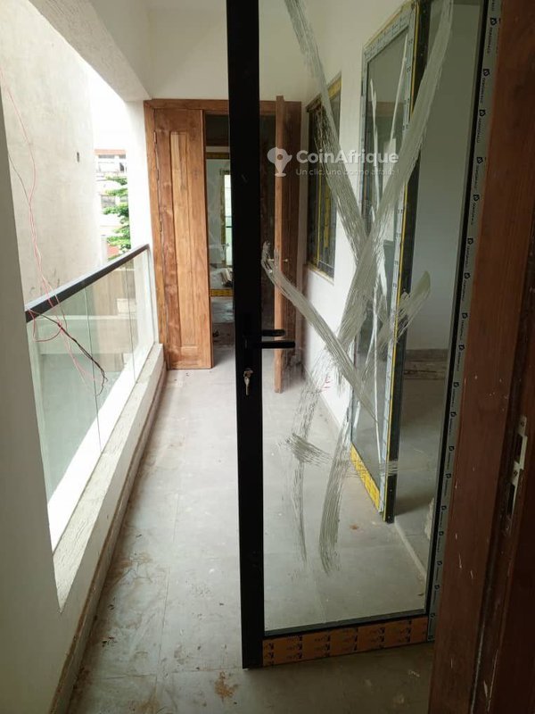 Appartement meublé d'une pièce avec climatisation et balcon personnel