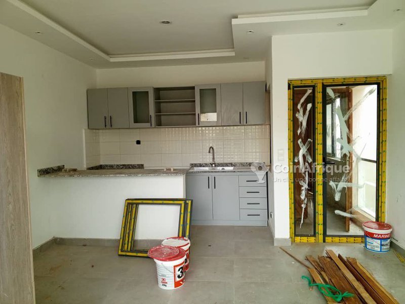 Appartement meublé d'une pièce avec climatisation et balcon personnel