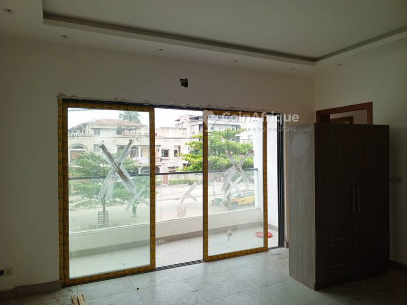 Appartement meublé d'une pièce avec climatisation et balcon personnel