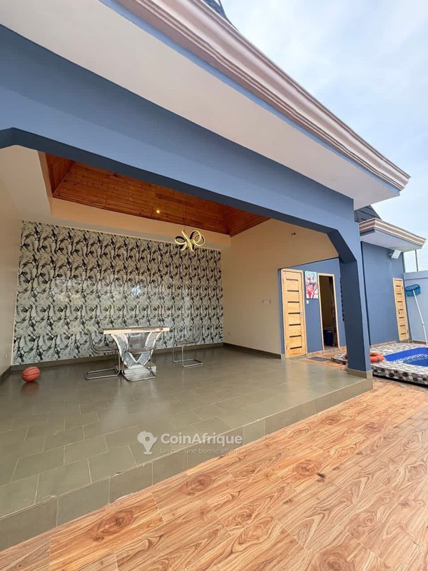 Villa luxueuse R+1 avec piscine privée et espaces de détente