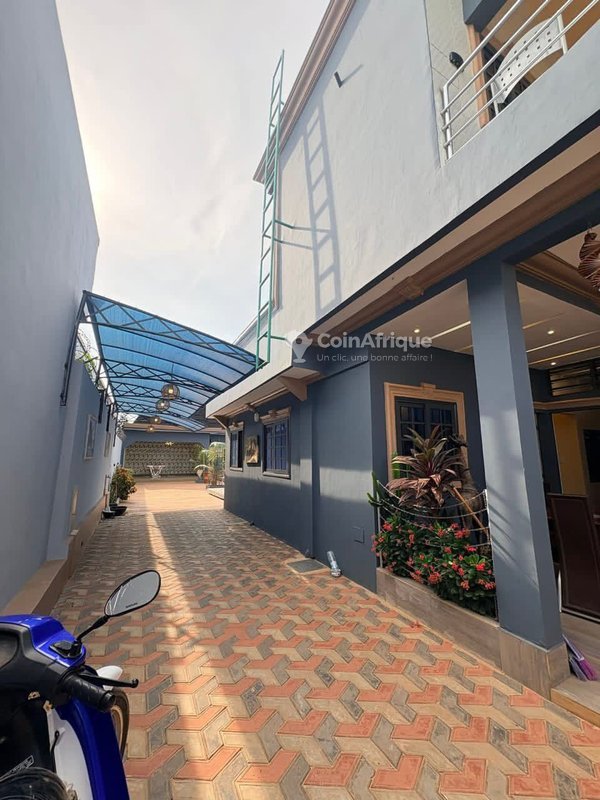 Villa luxueuse R+1 avec piscine privée et espaces de détente