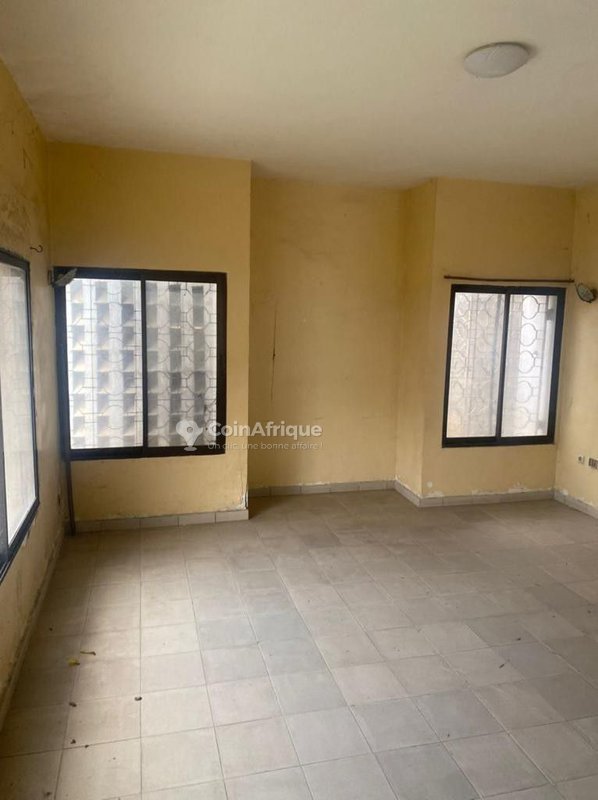 Maison R+1 spacieuse avec 9 chambres et garage - Titre foncier inclus