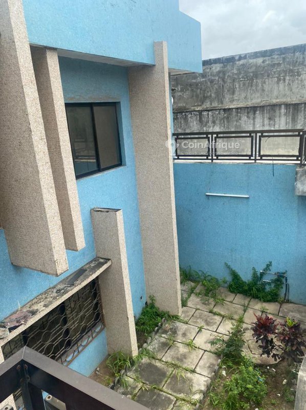 Maison R+1 spacieuse avec 9 chambres et garage - Titre foncier inclus