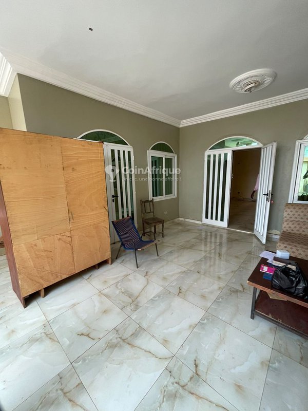 Villa luxueuse de 6 pièces avec cour pavée et garage double