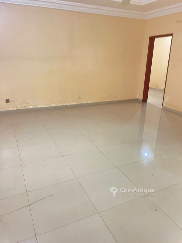 Villa luxueuse de 6 pièces avec cour pavée et garage double
