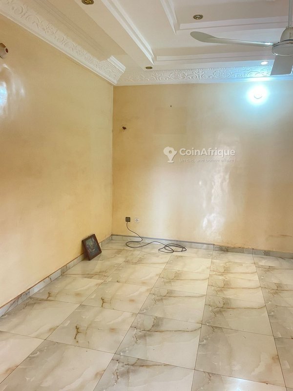 Villa luxueuse de 6 pièces avec cour pavée et garage double