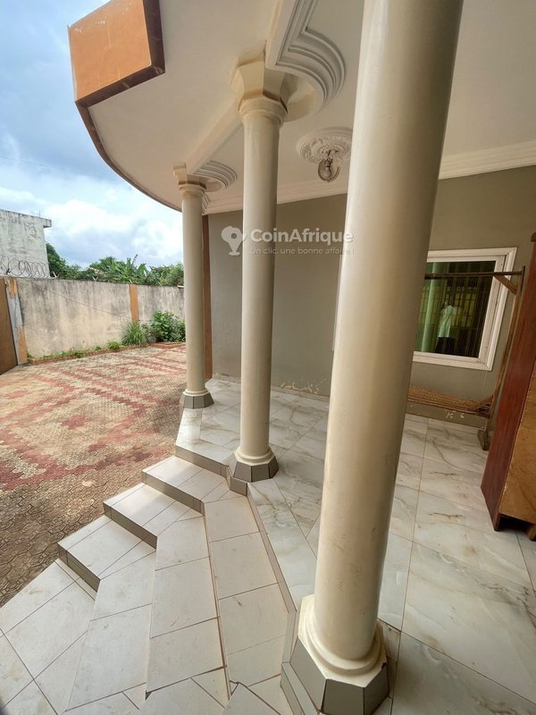 Villa luxueuse de 6 pièces avec cour pavée et garage double