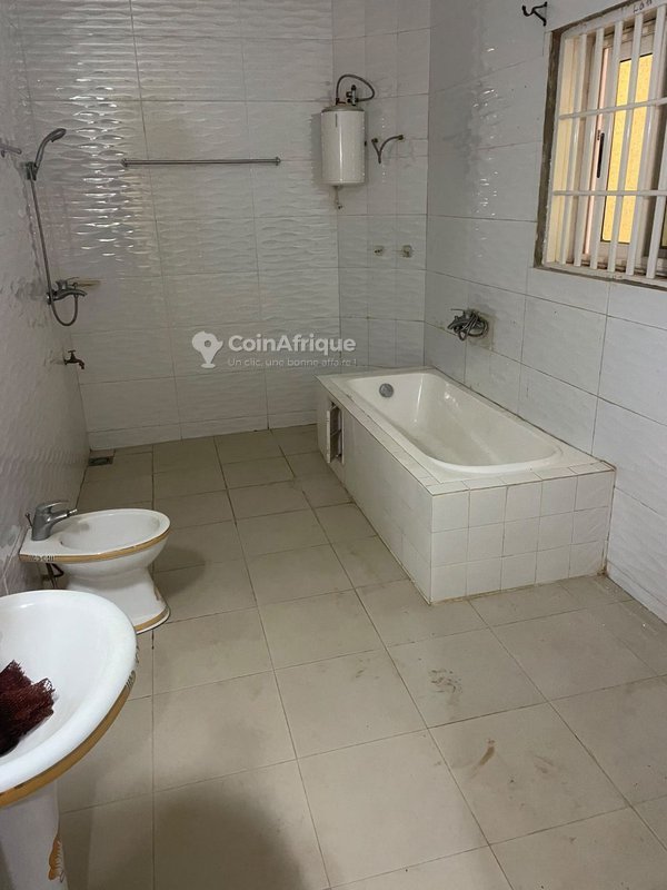 Villa luxueuse de 6 pièces avec cour pavée et garage double