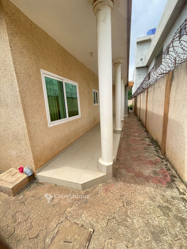 Villa luxueuse de 6 pièces avec cour pavée et garage double