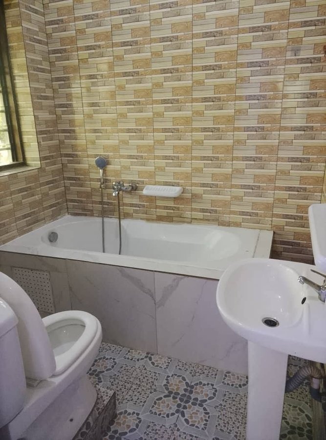 Appartement spacieux de 4 pièces avec salon et sanitaires complets