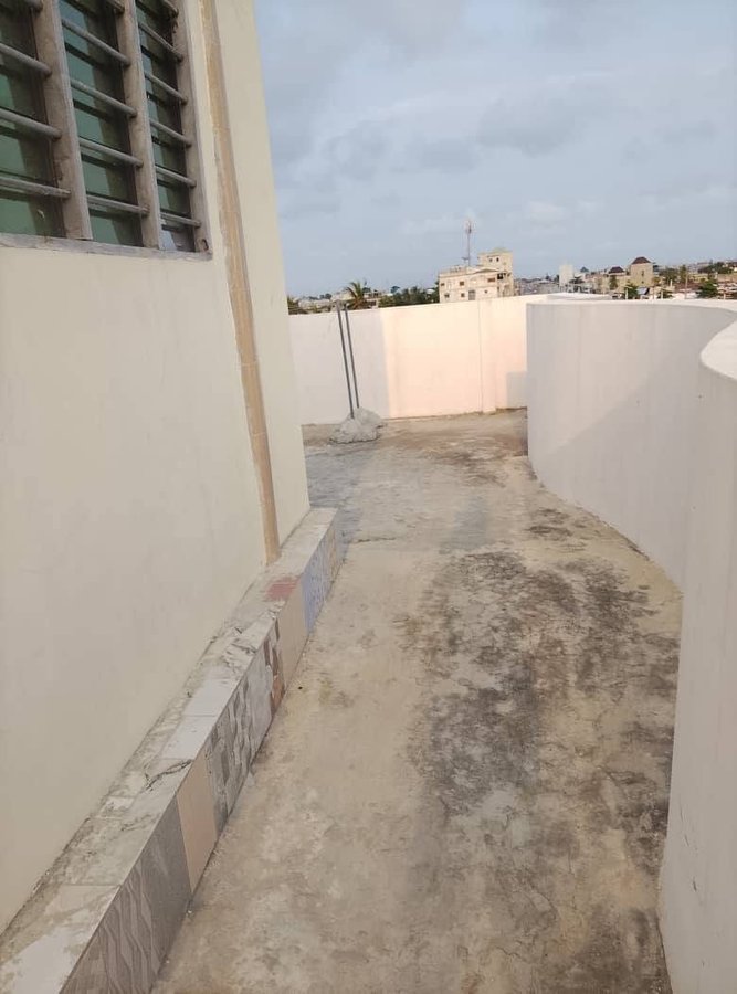 Appartement spacieux de 4 pièces avec salon et sanitaires complets