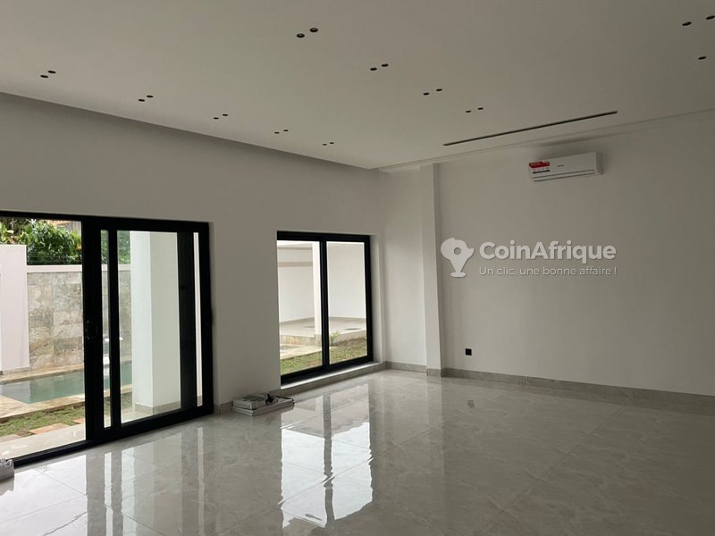 Villa luxueuse de 5 pièces avec piscine et grand espace vert