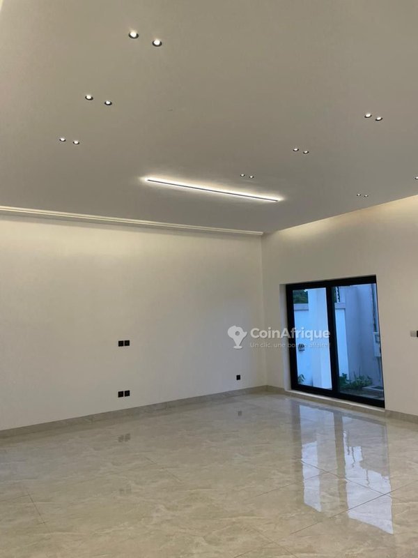 Villa luxueuse de 5 pièces avec piscine et grand espace vert