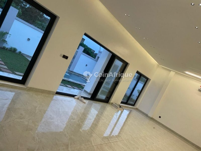 Villa luxueuse de 5 pièces avec piscine et grand espace vert