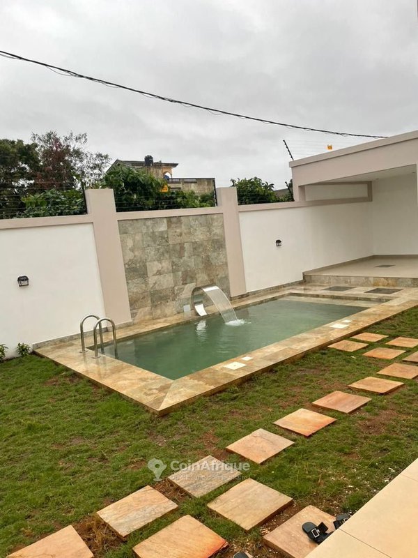 Villa luxueuse de 5 pièces avec piscine et grand espace vert