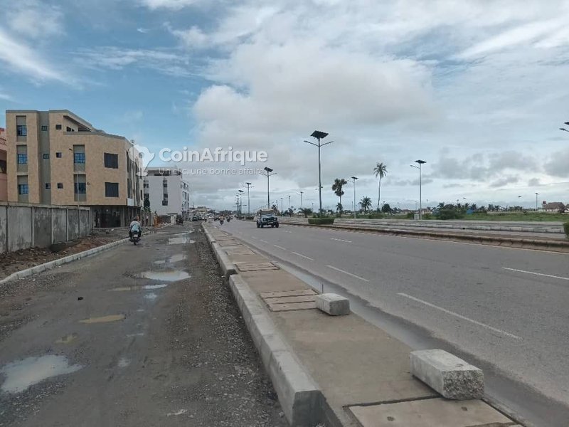 Terrain exceptionnel de 1600 m² avec 5 parcelles en bordure de route goudronnée