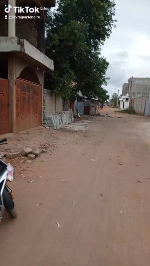 Maison spacieuse de 5 pièces avec fondation R+1 et emplacement privilégié près du goudron