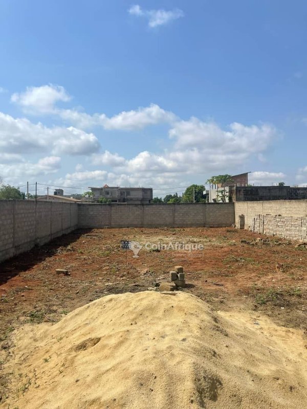 Terrain clôturé de 500 m² avec titre foncier en cours