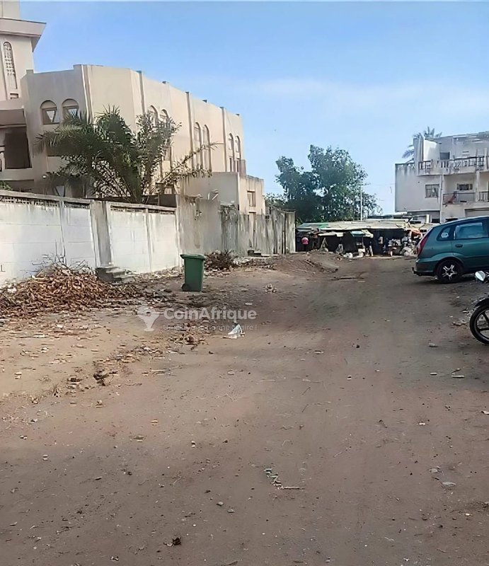 Terrain de 210 m² avec titre foncier global en zone stratégique