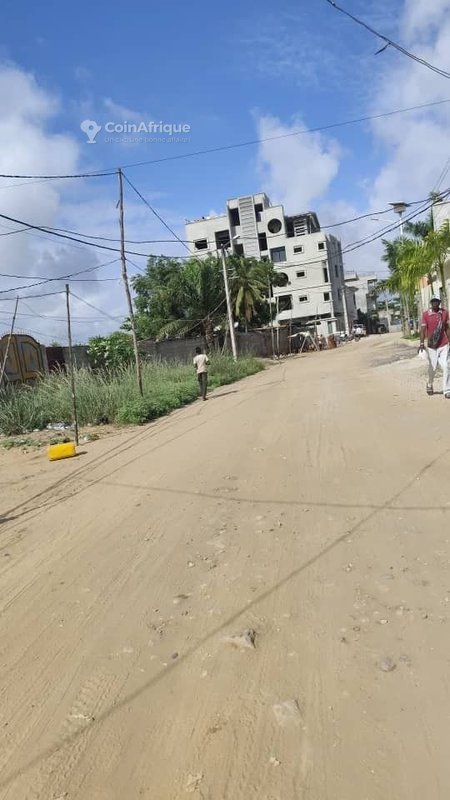 Terrain exceptionnel de 2182 m² avec titre foncier personnel et accès à deux voies en cours d'asphaltage