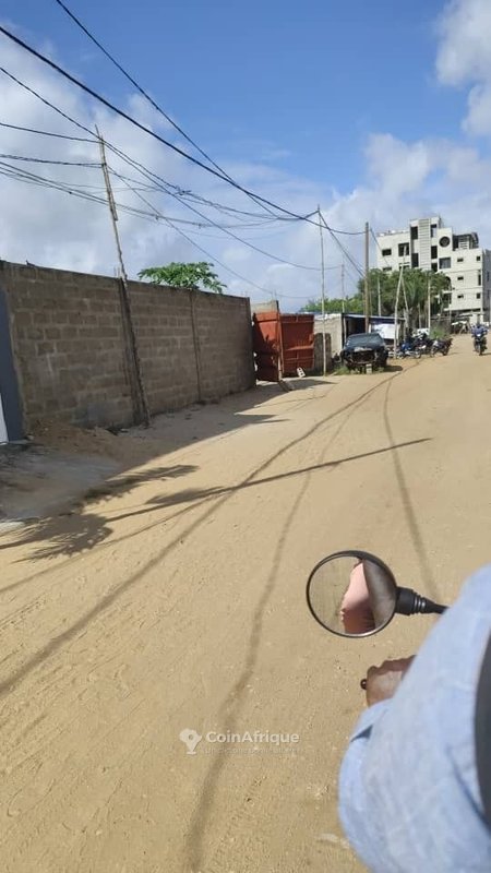 Terrain exceptionnel de 2182 m² avec titre foncier personnel et accès à deux voies en cours d'asphaltage