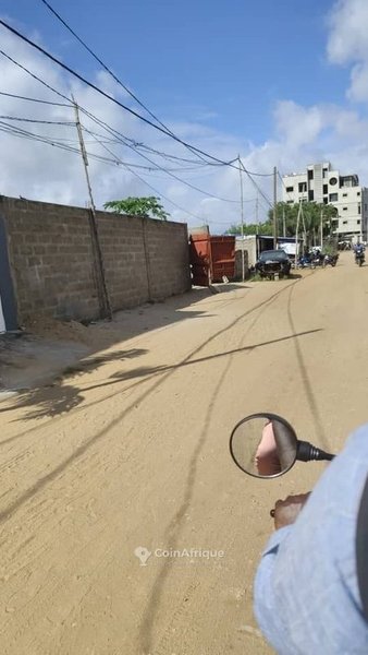 Terrain exceptionnel de 2182 m² avec titre foncier personnel et accès à deux voies en cours d'asphaltage