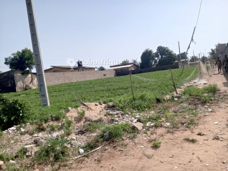 Terrain exceptionnel de 2182 m² avec titre foncier personnel et accès à deux voies en cours d'asphaltage