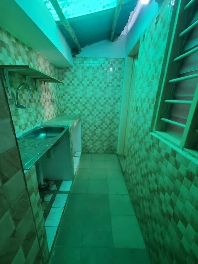 Appartement 1 pièce avec sanitaires modernes et peinture récente
