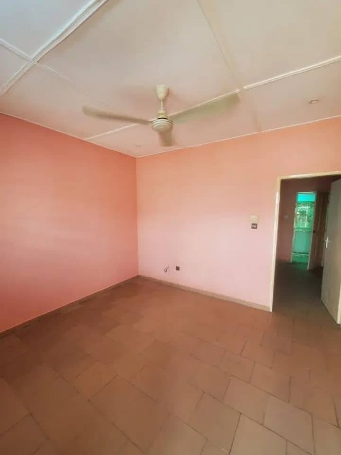 Appartement 1 pièce avec sanitaires modernes et peinture récente