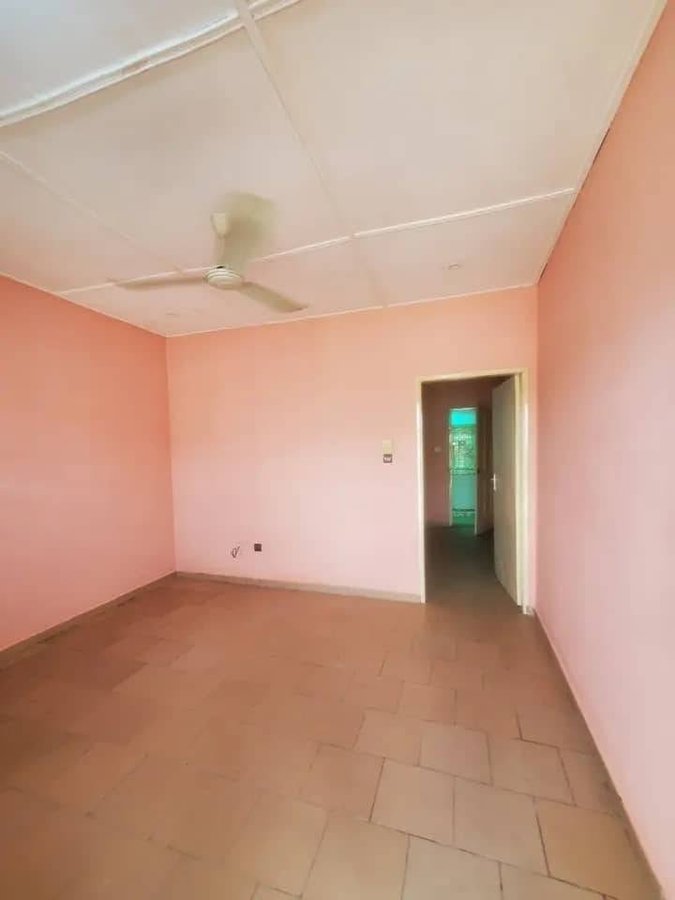 Appartement 1 pièce avec sanitaires modernes et peinture récente