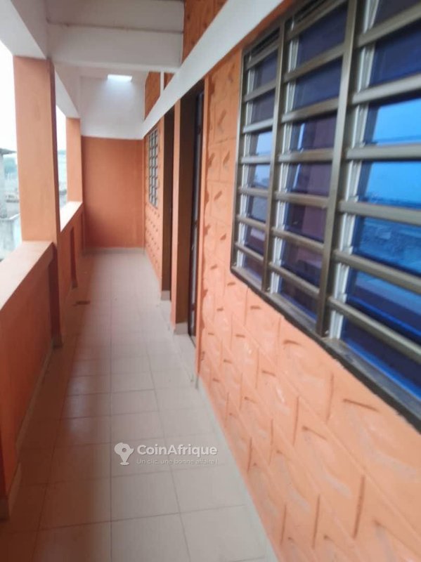 Maison locative de 8 chambres avec salons intégrés et attestation de recasement disponible