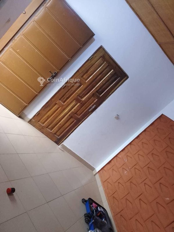 Maison locative de 8 chambres avec salons intégrés et attestation de recasement disponible