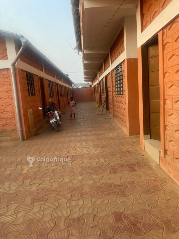 Maison locative de 8 chambres avec salons intégrés et attestation de recasement disponible