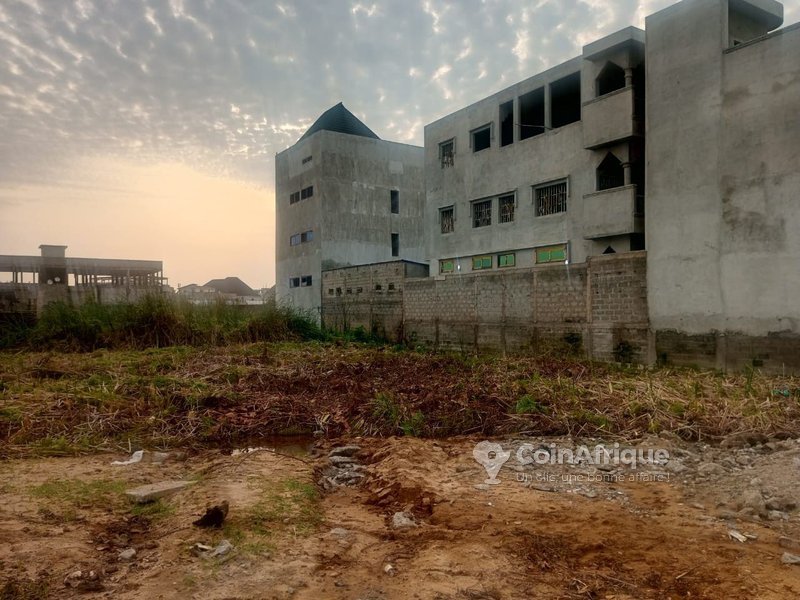 Terrain constructible de 389 m² avec documents légaux complets à Fidjrossè-Kpota