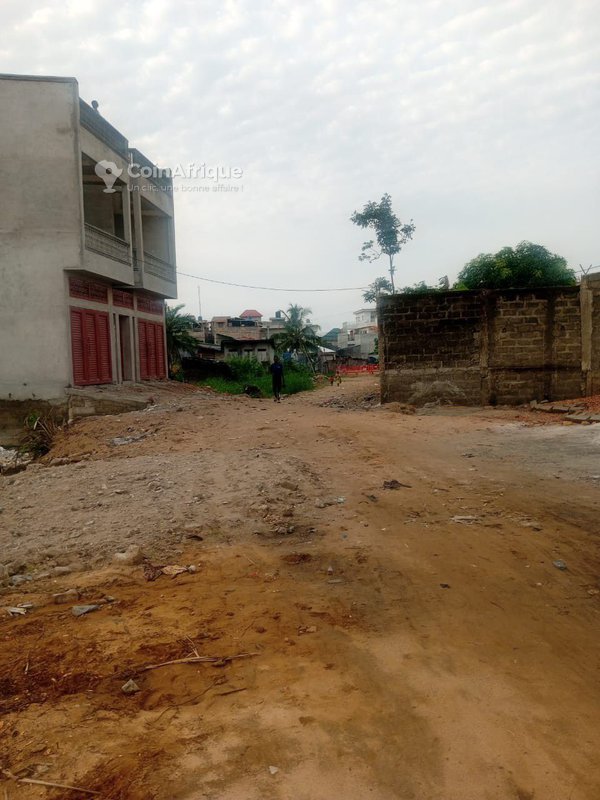Terrain constructible de 389 m² avec documents légaux complets à Fidjrossè-Kpota