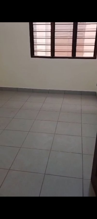 Appartement 2 pièces avec sanitaires modernes et couloir spacieux